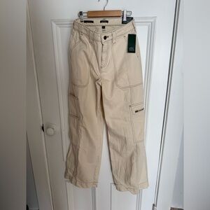 Wild Fable Women’s Cream Cargo Pants. Size 6, NWT.